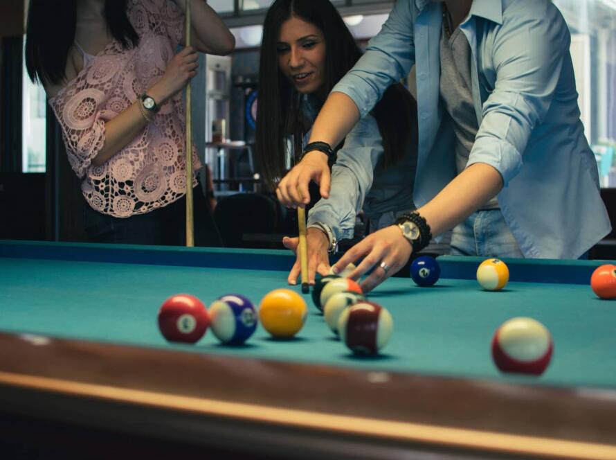 personne donnant un leçon de billard the perfect stroke min