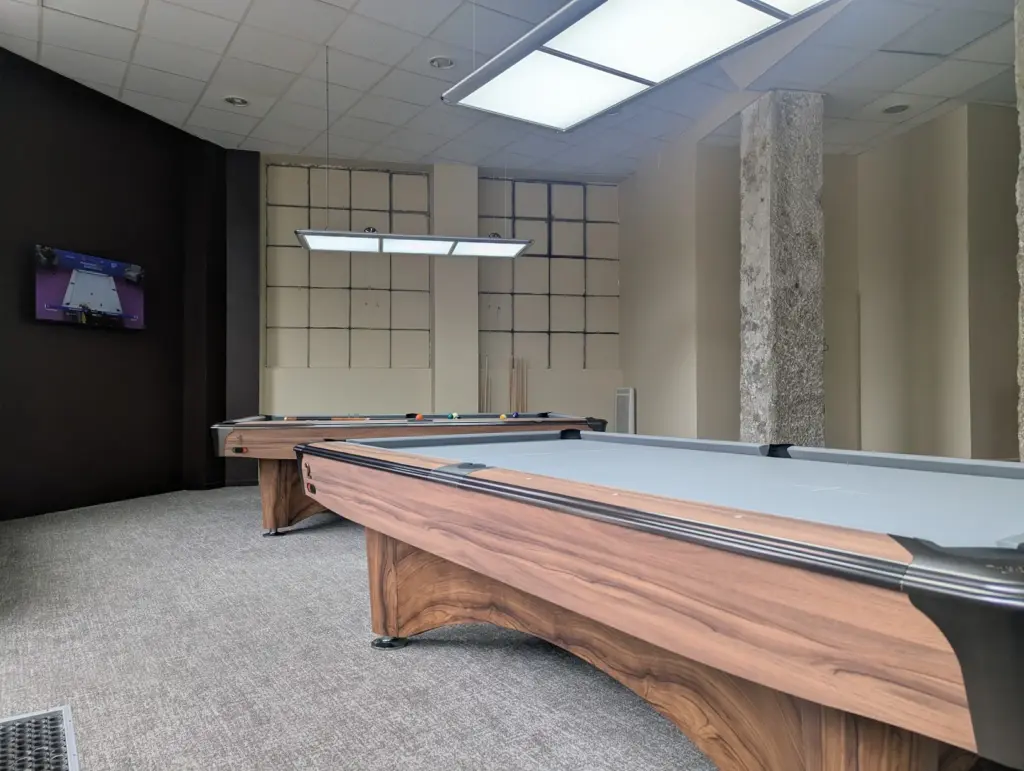 Tables Dynamic IV et éclairage LED