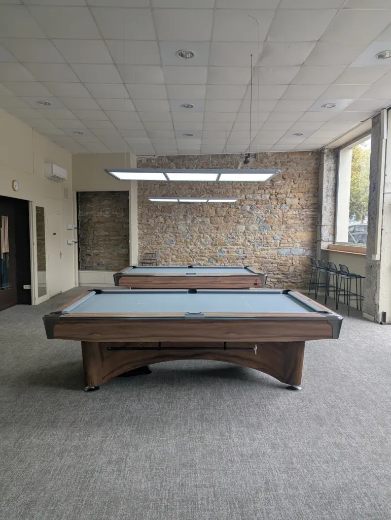 Une grande salle pour circuler facilement autour des tables